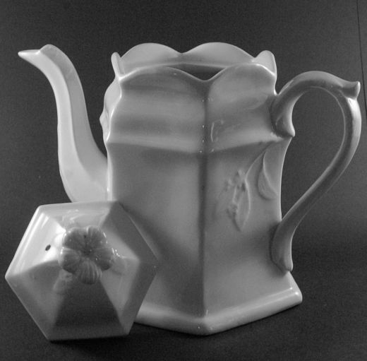 80816. Twin Leaves Hexagon - Teapot with flower finial lid detail