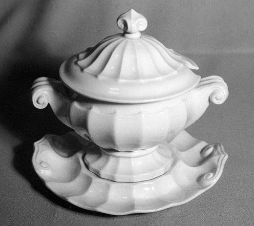 1267. Fluted Double Swirl  shape - tureen and stand